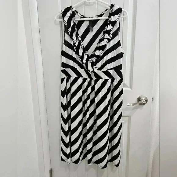 INC International Concepts Black and White Stripe Knee Length Dress - Size 1X - Picture 5 of 10